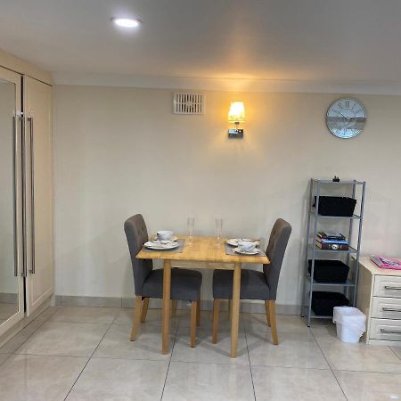 Studio Flat Gants Hill With Free Parking Redbridge Exterior foto