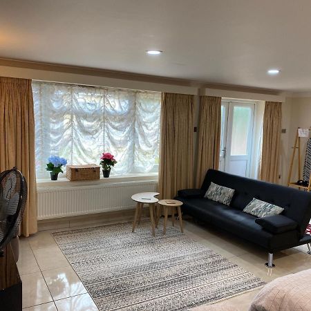 Studio Flat Gants Hill With Free Parking Redbridge Exterior foto