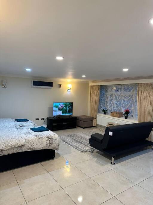 Studio Flat Gants Hill With Free Parking Redbridge Exterior foto