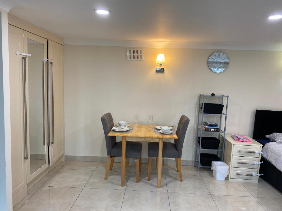 Studio Flat Gants Hill With Free Parking Redbridge Exterior foto