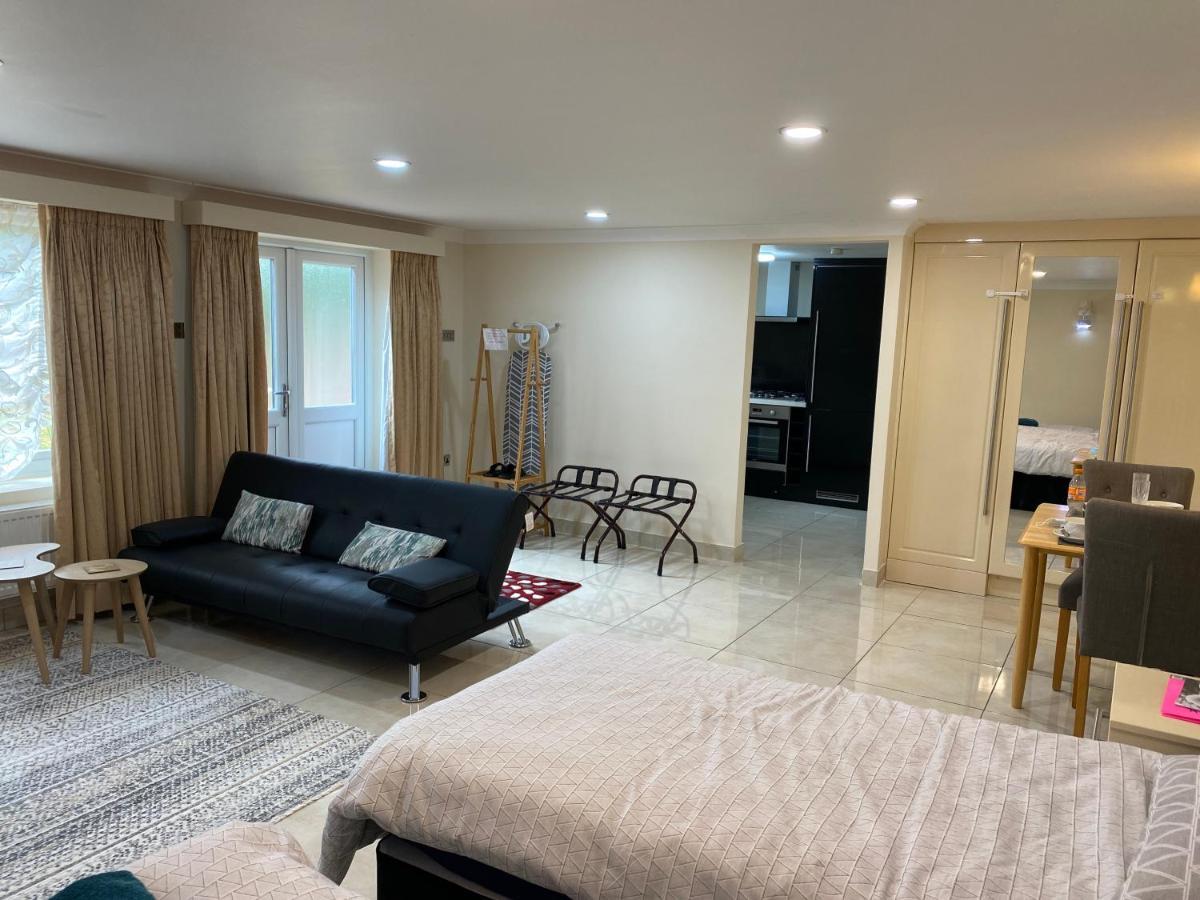 Studio Flat Gants Hill With Free Parking Redbridge Exterior foto